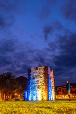 Torre del Conde 'deki gece manzarası gece aydınlandı San Sebastian de La Gomera, Kanarya Adaları.