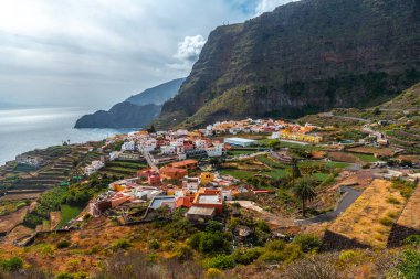 La Gomera, Kanarya Adaları 'ndaki Agulo kasabasının havadan görünüşü