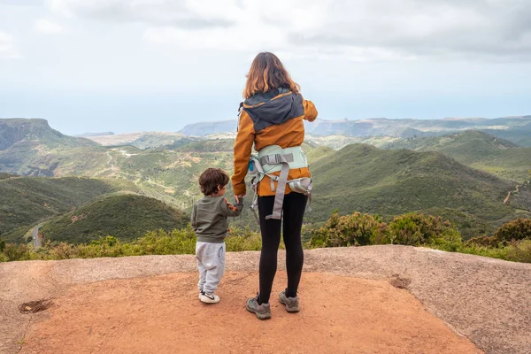 Μητέρα Και Γιος Κοιτάζοντας Θέα Από Την Κορυφή Του Garajonay — Φωτογραφία Αρχείου