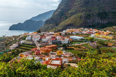 La Gomera, Kanarya Adaları 'ndaki Hermigua ve Vallehermoso vadileri arasındaki Agulo kasabasının manzarası.