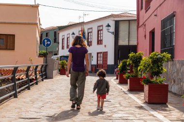 La Gomera, Kanarya Adaları 'nın kuzeyindeki Agulo kasabasını ziyaret ediyoruz.