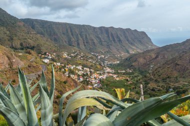 La Gomera, Kanarya Adaları 'nın kuzeyindeki Hermigua köyündeki miradordan görüntüler