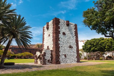 Torre del Conde, Kanarya Adaları 'nda San Sebastian de la Gomera şehrinde bir parkta.