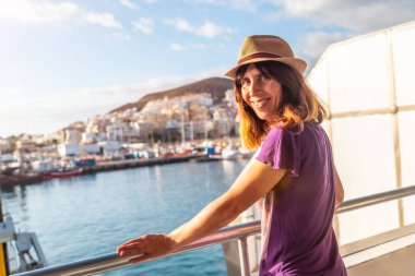 Feribot ve Los Cristianos şehrinden bir bayan turist Tenerife adasının arka planında. La Gomera, Kanarya Adalarından feribot geliyor.