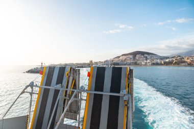 Tenerife adasındaki Los Cristianos şehrinin feribotundan görüntüler. La Gomera, Kanarya Adalarından feribot geliyor.