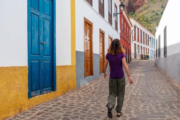 Mulher Andando Por Portas Coloridas Janelas Para Ruas Aldeia Agulo — Fotografia de Stock