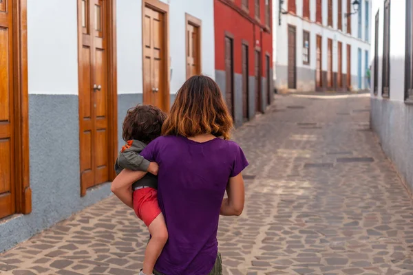Mãe Filho Andando Por Portas Coloridas Janelas Para Ruas Aldeia — Fotografia de Stock
