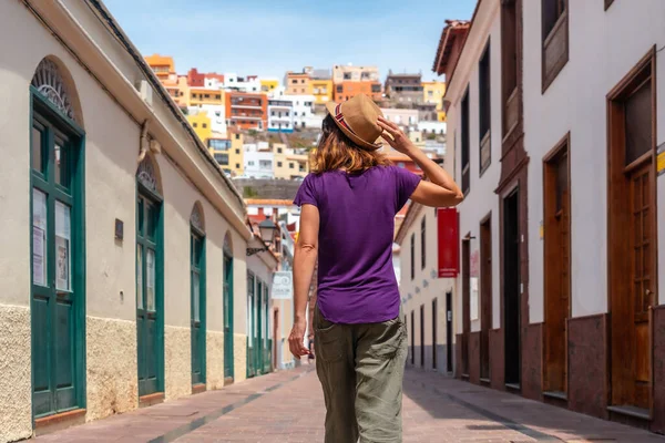 Yaşam tarzı, Kanarya Adaları, Iglesia De La Asuncion 'un yanındaki San Sebastian de la Gomera şehrinde yürüyüş.