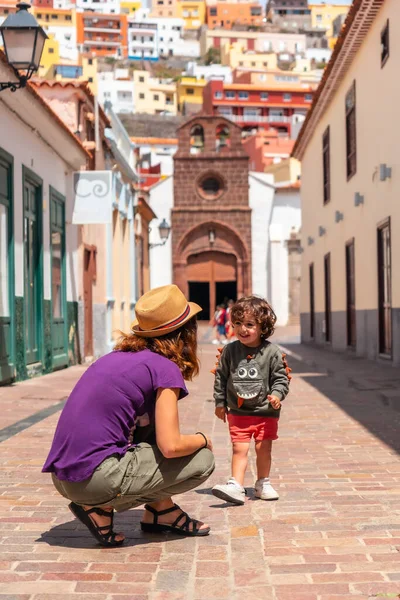 Concept Vacances Mère Avec Son Fils Dans Ville San Sebastian — Photo