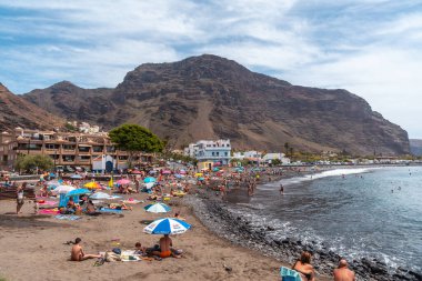 Yazın La Gomera, Kanarya Adaları 'ndaki Valle Gran Rey köyündeki turistler