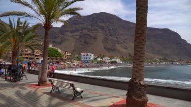 Yazın La Gomera, Kanarya Adaları 'ndaki Valle Gran Rey köyündeki turistler