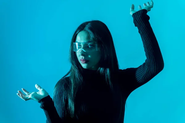 テクノロジーの概念 青を基調とした光を放つ未来的なメガネ姿の女性像 — ストック写真