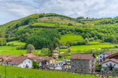 Sierra de Aralar 'daki bölge kasabası Navarre' da Leiza 'nın yanında. Geleneksel köy manzarası