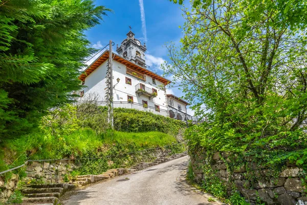 Sierra de Aralar 'daki bölge kasabası Navarre' da Leiza 'nın yanında. La Asuncion Bölgesi 'ne giden yol