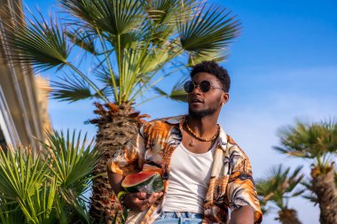 Siyahi etnik adam yaz tatilinin tadını çıkarıyor.