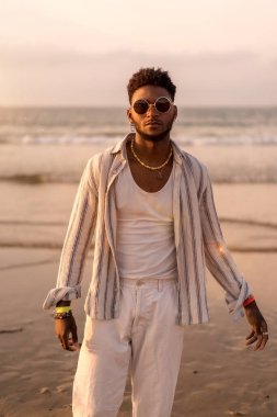 Siyahi etnik adamın yaz tatilinin tadını çıkardığı portresi