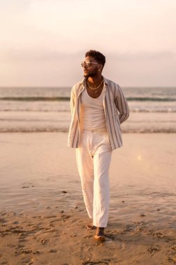 Siyahi etnik adamın yaz tatilinin tadını çıkardığı portresi