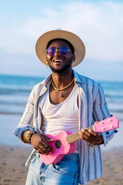Retrato Homem Negro Étnico Desfrutar Férias Verão Praia Jogando Ukulele — Fotografia de Stock