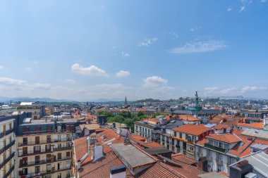 Şehrin ve San Sebastian 'ın çatılarının havadan görünüşü, Donostia. Gipuzkoa eyaletinde. Bask Ülkesi