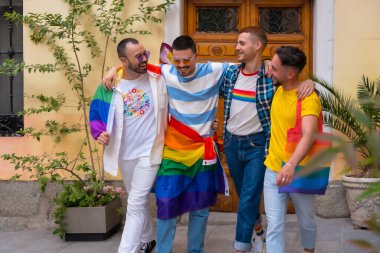 Lgbt konsepti, gay erkek portresi gay onur partisinde eğlenen arkadaşlar, şehirdeki gençlerin çeşitliliği