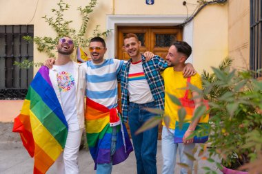 Lgbt konsepti, gay erkek portresi gay onur partisinde eğlenen arkadaşlar, şehirdeki gençlerin çeşitliliği, çok mutlu