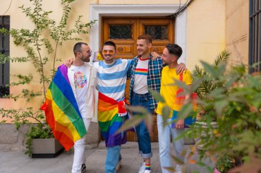 Lgbt konsepti, gay erkek portresi gay onur partisinde eğlenen arkadaşlar, şehirdeki gençlerin çeşitliliği