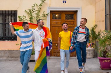 Lgbt konsepti, eşcinsel erkek portresi gay onur partisinde eğlenen arkadaşlar, şehirdeki gençlerin çeşitliliği, eşitlik partisine gitmek.
