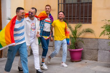 Lgbt konsepti, gay erkek arkadaşları gay onur partisinde eğleniyor, şehirdeki gençlerin çeşitliliği, gökkuşağı bayraklarıyla gösteriye giden yol.
