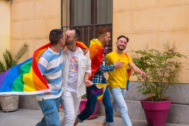 Lgbt konsepti, gay erkek arkadaşları gay onur partisinde eğleniyor, şehirdeki gençlerin çeşitliliği, gökkuşağı bayraklarıyla gösteriye giden yol.