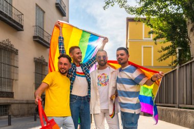 Homoseksüel arkadaşlar şehirdeki gay onur partisinde eğleniyor, gençlerin çeşitliliği, gökkuşağı bayraklarıyla gösteri, lgbt konsepti