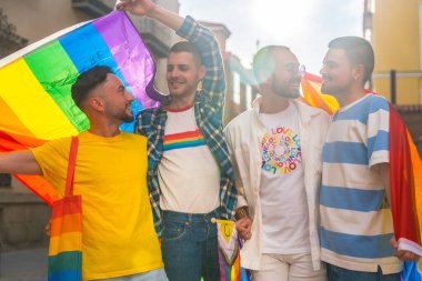 Homoseksüel arkadaşlar şehirdeki gay onur partisinde eğleniyor, gençlerin çeşitliliği, gökkuşağı bayraklarıyla gösteri, lgbt konsepti