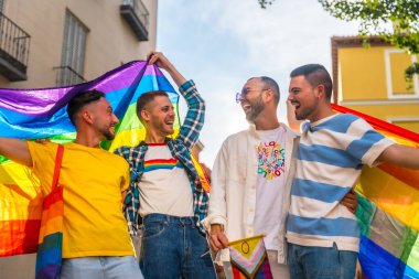 Homoseksüel arkadaşların şehirdeki eşcinsel gurur partisinde eğlenmesi, gençlerin çeşitliliği, gökkuşağı bayraklarıyla gösteri, lgbt konsepti.