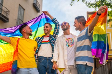Homoseksüel arkadaşların şehirdeki eşcinsel gurur partisinde eğlenmesi, gençlerin çeşitliliği, gökkuşağı bayraklarıyla gösteri, lgbt konsepti.