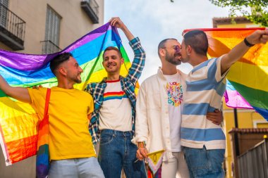 Homoseksüel arkadaşların şehirdeki eşcinsel gurur partisinde eğlenmesi, gençlerin çeşitliliği, gökkuşağı bayraklarıyla gösteri, lgbt konsepti.