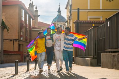 Şehirdeki eşcinsel gurur partisinde kucaklaşan homoseksüel arkadaşların yaşam tarzı, gençlerin çeşitliliği, gökkuşağı bayraklı gösteri, lgbt konsepti