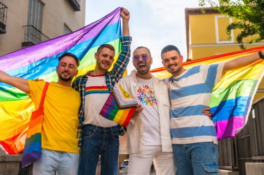 Şehirdeki eşcinsel gurur partisinde kucaklaşan homoseksüel arkadaşların yaşam tarzı, gençlerin çeşitliliği, gökkuşağı bayraklı gösteri, lgbt konsepti