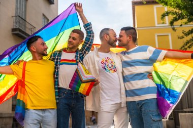 Şehirdeki eşcinsel gurur partisinde öpüşen homoseksüel arkadaşların yaşam tarzı, gençlerin çeşitliliği, gökkuşağı bayraklı gösteri, lgbt konsepti