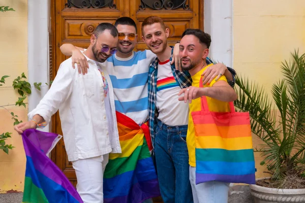 Lgbt的概念 同性恋男性朋友在同性恋骄傲派对上玩的开心 年轻人在城市里的多样性 在家里的门口相遇 — 图库照片