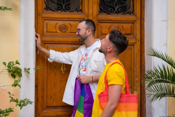 Lgbt的概念 男同性恋夫妇摇着朋友带着彩虹旗参加骄傲派对 — 图库照片