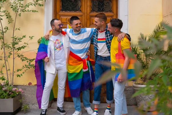 Lgbt概念 同性恋男性朋友在同性恋骄傲派对上玩乐的肖像 城市年轻人的多样性 在家里的门口相遇 — 图库照片