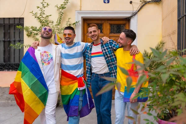 Lgbt概念 同性恋男性朋友在同性恋骄傲派对上玩乐的肖像 城市年轻人的多样性 非常快乐 — 图库照片
