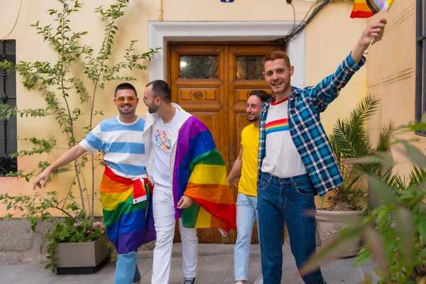 Lgbt概念 同性恋男性朋友在同性恋骄傲派对上玩乐的肖像 城市年轻人的多样性 非常快乐 — 图库照片