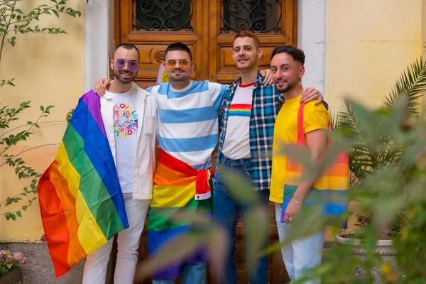 Lgbt概念 同性恋男性朋友在同性恋骄傲派对上玩乐的肖像 城市年轻人的多样性 在家里的门口相遇 — 图库照片