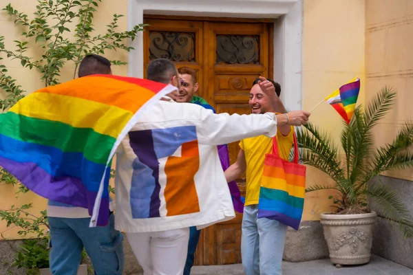Lgbt的概念 同性恋男性朋友在同性恋骄傲派对上玩的开心 城市年轻人的多样性 — 图库照片
