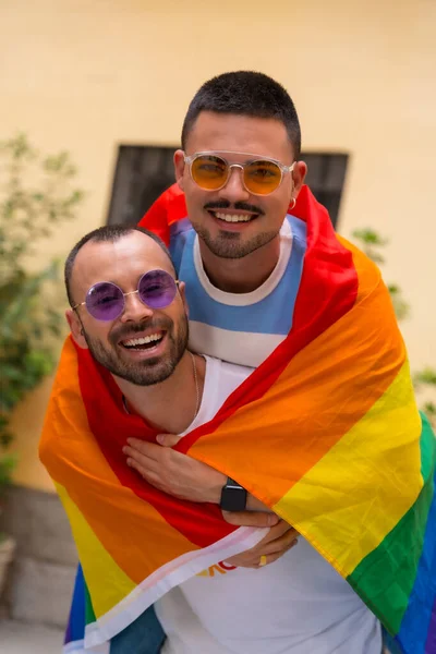 Retrato Gay Masculino Casal Equitação Volta Sorrindo Orgulho Festa Com — Fotografia de Stock