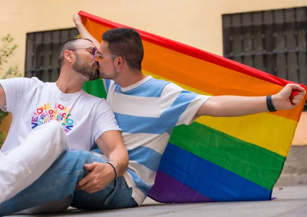 Retrato Gay Masculino Casal Sentado Chão Beijos Com Arco Íris — Fotografia de Stock