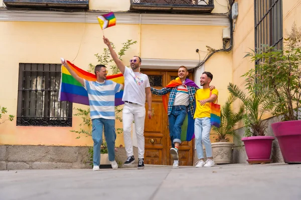 同性恋男性朋友离家参加同性恋骄傲派对 城市年轻人的多样性 带着彩虹彩旗的游行之路 Lgbt概念 — 图库照片