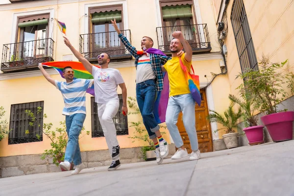 Homosexuelle Männliche Freunde Springen Vor Freude Zur Gay Pride Party — Stockfoto