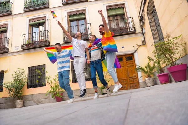 Homosexuelle Männliche Freunde Springen Vor Freude Auf Der Gay Pride — Stockfoto
