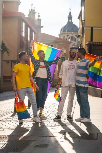 同性恋朋友在同性恋骄傲派对上的城市 年轻人的多样性 与彩虹旗的展示 Lgbt概念 — 图库照片